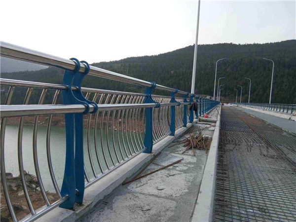 郑州不锈钢桥梁护栏的特点及其在桥梁安全中的重要作用