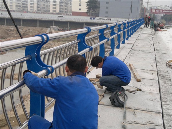 郑州不锈钢桥梁护栏除锈维护的重要性及其方法