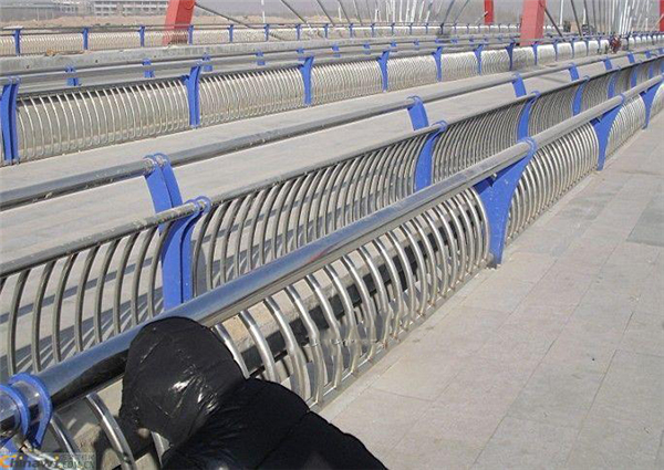郑州不锈钢复合管护栏一种安全而耐用的防护解决方案